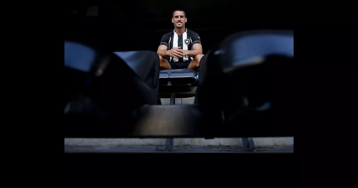 Gabriel Pires fala porque escolheu o Botafogo e analisa as críticas