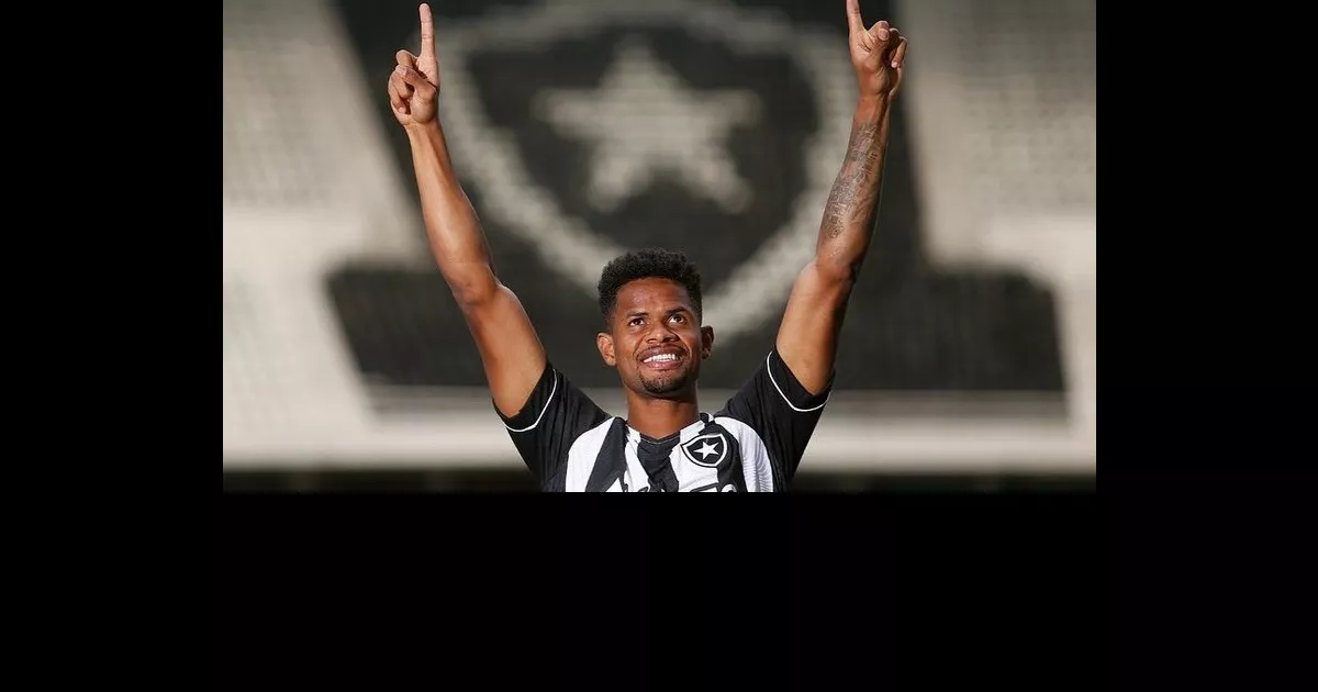 Botafogo tem interesse na permanência do atacante Júnior Santos