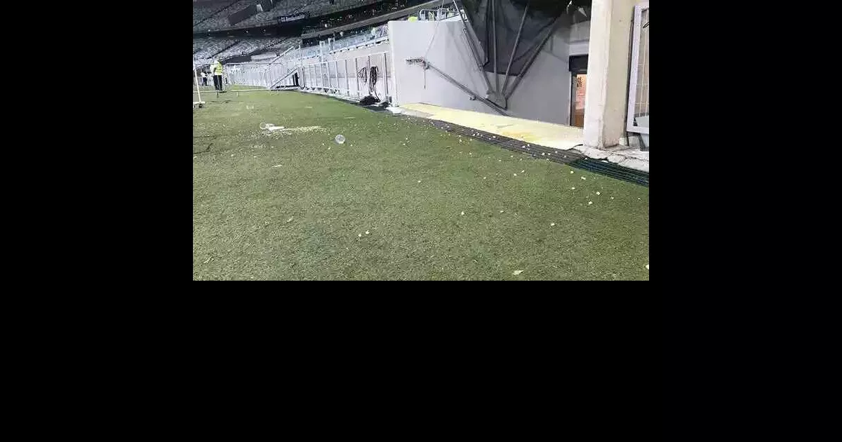 Torcida do Atlético arremessam pipoca e copos em jogadores após derrota para o Bota