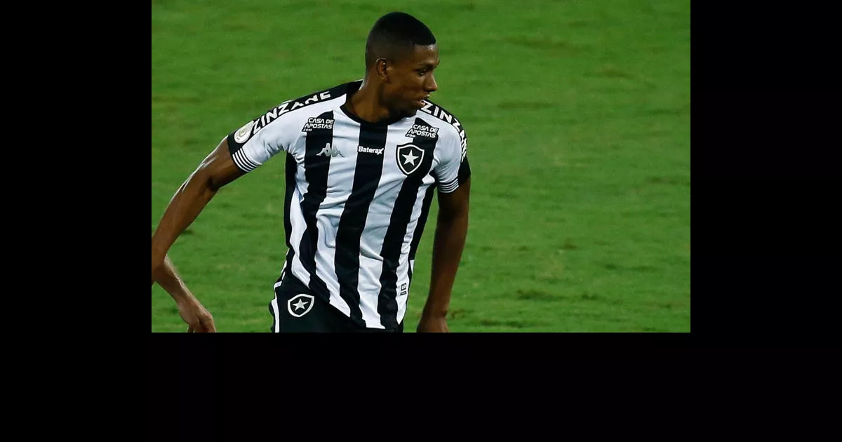 Botafogo aguarda resposta de Textor para concluir empréstimo de Kanu ao Bahia