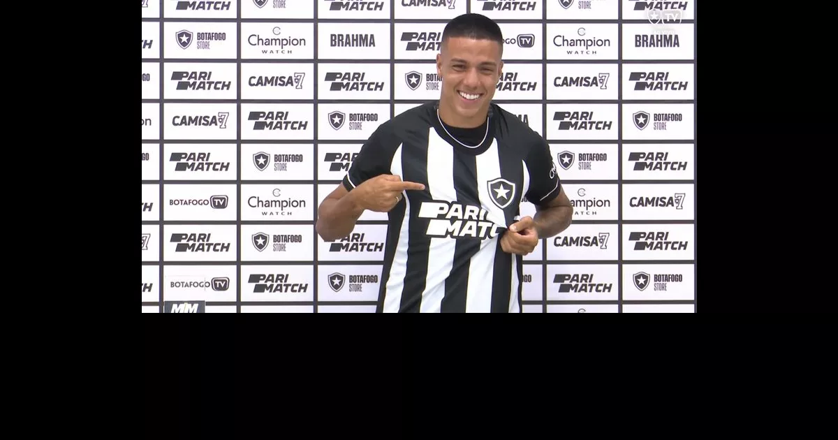 Botafogo apresenta oficialmente atacante Carlos Alberto