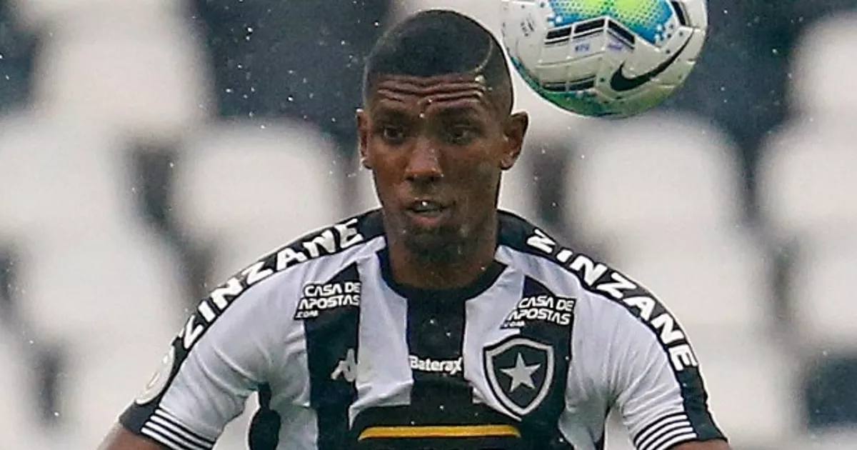 Botafogo encaminha empréstimo de Kanu para o Bahia