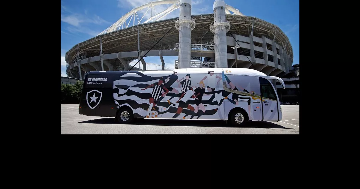 Botafogo lança ônibus personalizado para o time feminino