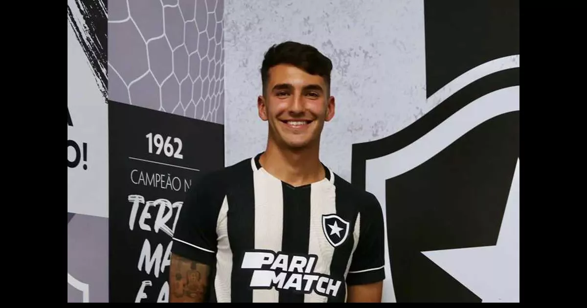 Botafogo anuncia contratações do filho de Loco Abreu e Júnior Santos