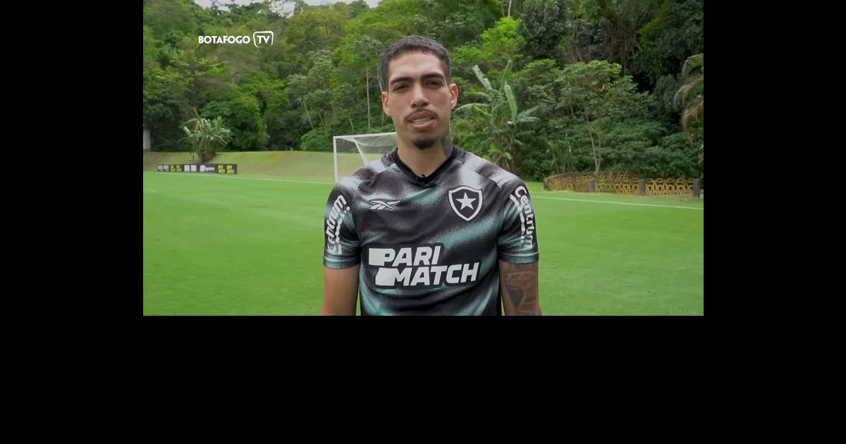 Hugo Comemora Renovação com Botafogo até 2026