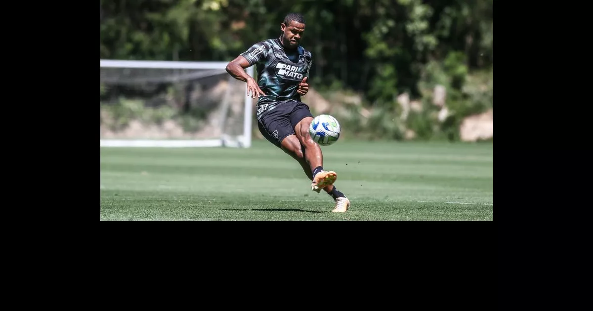 Júnior Santos celebra 50 jogos pelo Botafogo e fala sobre a disputa por posição