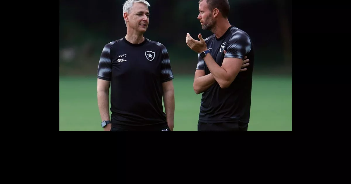 Tiago Nunes esboça o primeiro time do Botafogo no treino desta sexta