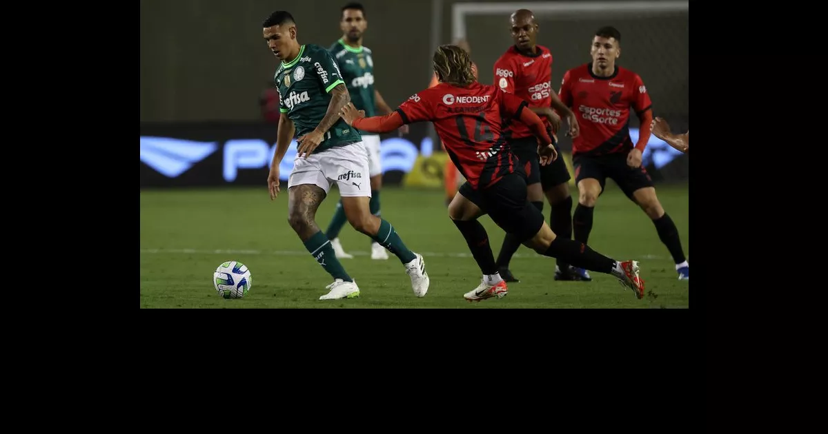 Palmeiras vence Athletico-PR por 1 a 0 e se aproxima do líder no Brasileirão