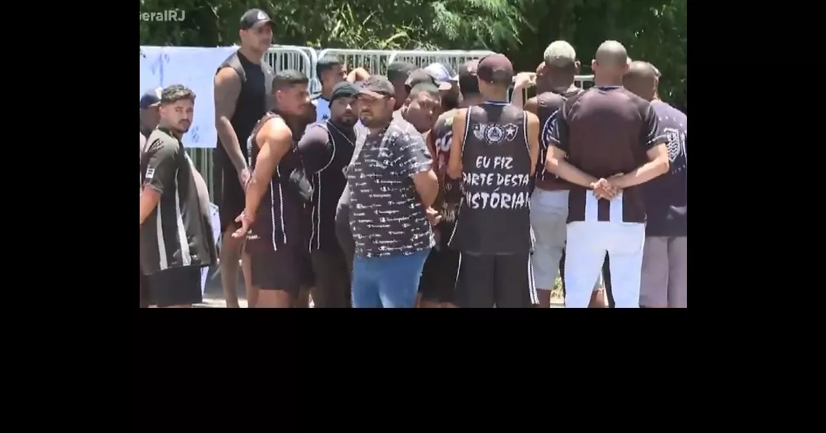 Protesto de torcedores do Botafogo pede mais luta e apoio aos jogadores