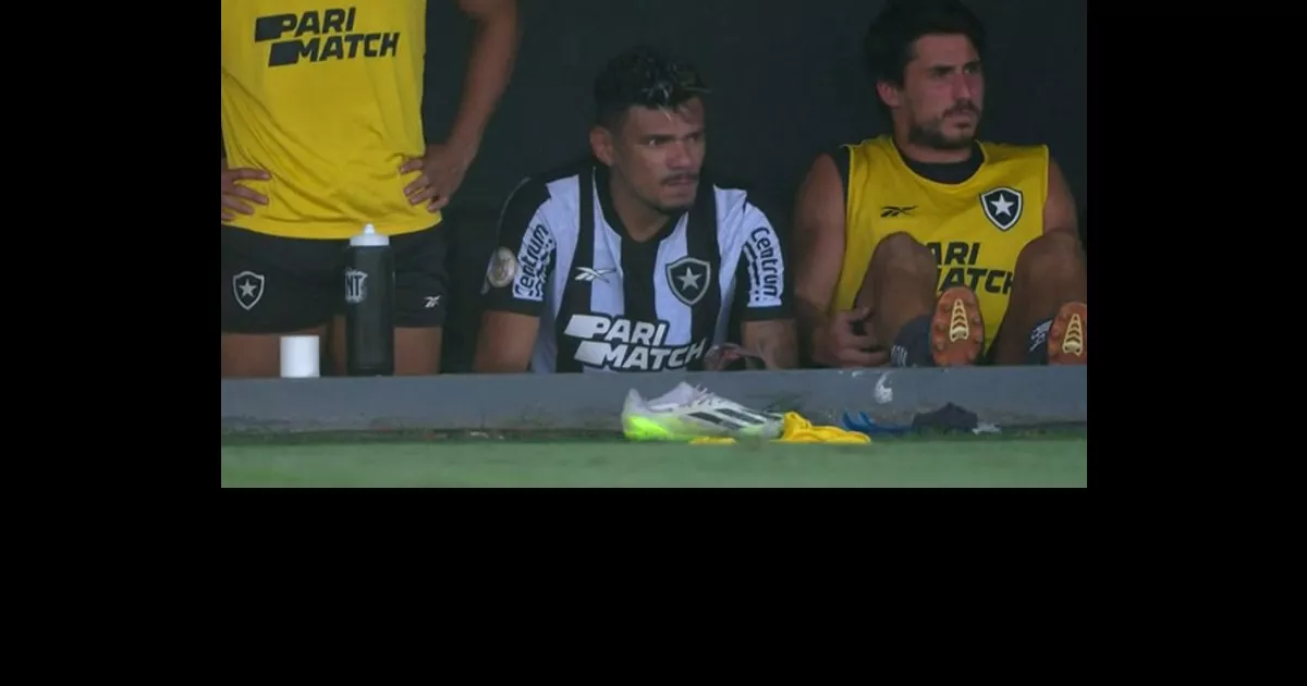 Lesão de Tiquinho Soares gera preocupações, mas atacante tranquiliza torcida do Botafogo