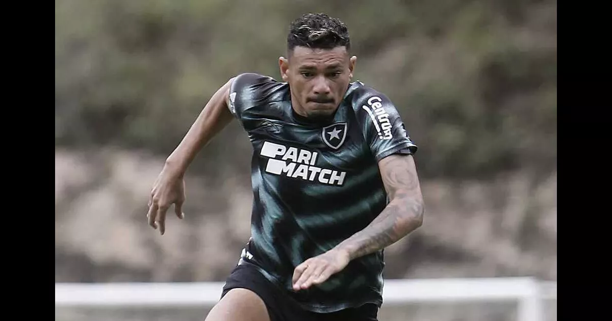 Tiquinho Soares se recupera e volta aos treinos do Botafogo para partida crucial contra o Fortaleza