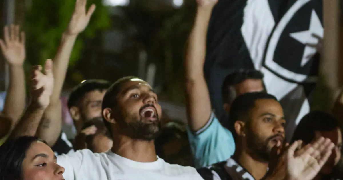 Botafogo chega em Brasília com festa da torcida e mistério na escalação para enfrentar o Grêmio