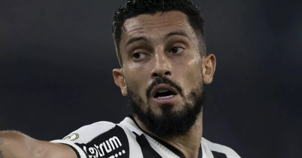 Alex Telles agita a torcida do Botafogo com post misterioso e revela detalhes sobre Cristiano Ronaldo