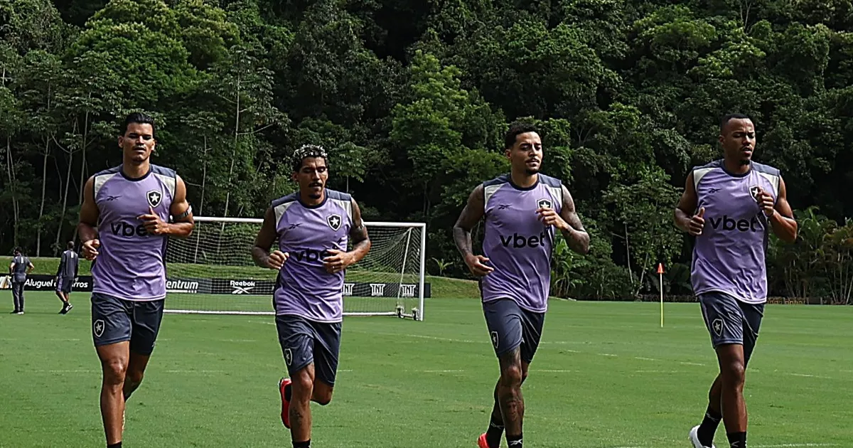 Técnico Carlos Leiria testa novos esquemas e improvisa jogadores no Botafogo